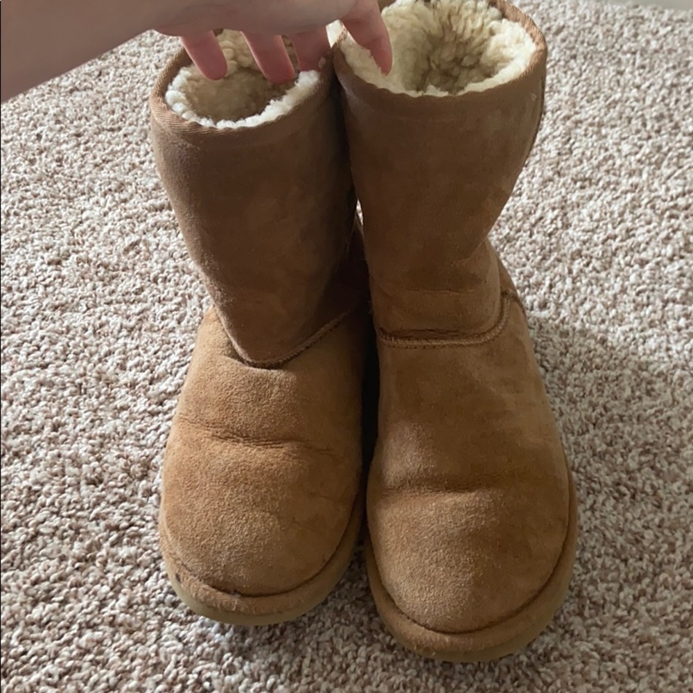 UGGS - Picture 2 of 4